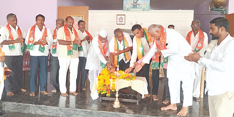 ಕೋ.ಶಿವಾಪುರದಲ್ಲಿ ಹಮ್ಮಿಕೊಂಡಿದ್ದ ಮತದಾರರ ಪಟ್ಟಿ ವಿಶೇಷ ತೀವ್ರ ಪರಿಷ್ಕರಣೆ (ಎಸ್‌ಐಆರ್) ಸಭೆಯನ್ನು ಗಣ್ಯರು ಉದ್ಘಾಟಿಸಿದರು. ವಿರೂಪಾಕ್ಷ ಮಾಮನಿ, ಬಸಯ್ಯ ಹಿರೇಮಠ, ಜಗದೀಶ ಕೌಜಗೇರಿ ಇತರರಿದ್ದರು.