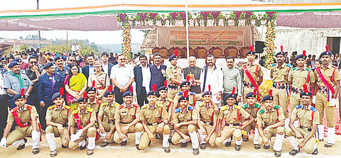  ಕೂಡಿಗೆಯ ಕೊಡಗು ಸೈನಿಕ ಶಾಲೆಯ ಎನ್‌ಸಿಸಿ ಸೀನಿಯರ್ ಡಿವಿಷನ್ ಘಟಕದ 23 ವಿದ್ಯಾರ್ಥಿಗಳ ದಳವು ಮಡಿಕೇರಿಯಲ್ಲಿ ನಡೆದ ಗಣರಾಜ್ಯೋತ್ಸವ ಸಂದರ್ಭದಲ್ಲಿ ಪ್ರದರ್ಶಿಸಿದ ಅತ್ಯುತ್ತಮ ಪೆರೇಡ್ ಪ್ರದರ್ಶನಕ್ಕಾಗಿ ಉತ್ತಮ ದಳ ಟ್ರೋಫಿ ಪಡೆಯಿತು. ಸಚಿವ ಬೋಸರಾಜು ಪ್ರಶಸ್ತಿ ಪ್ರದಾನ ಮಾಡಿದರು. ಪ್ರಾಂಶುಪಾಲ ಕರ್ನಲ್ ಅಮರ್ ಜೀತ್ ಸಿಂಗ್, ಮೊಹಮ್ಮದ್ ಶಾಜಿ ಇತರರು ಇದ್ದರು.