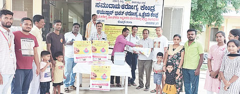 ಕೊಟ್ಟೂರು ಸಮುದಾಯ ಆರೋಗ್ಯ ಕೇಂದ್ರದಲ್ಲಿ ಮಗುವಿಗೆ ಡಾ.ಸಂಜಯ್ ಪೋಲಿಯೋ ಲಸಿಕೆ ಹಾಕಿದರು. 