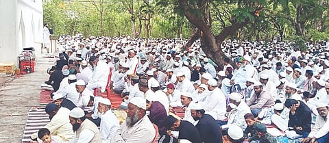 ಕೊಟ್ಟೂರಿನ ಈದ್ಗಾ ಮೈದಾನದಲ್ಲಿ ಬಕ್ರೀದ್ ಹಿನ್ನೆಲೆಯಲ್ಲಿ ಧಾರ್ಮಿಕ ಪ್ರವಚನ ಕಾರ್ಯಕ್ರಮ ನಡೆಯಿತು.