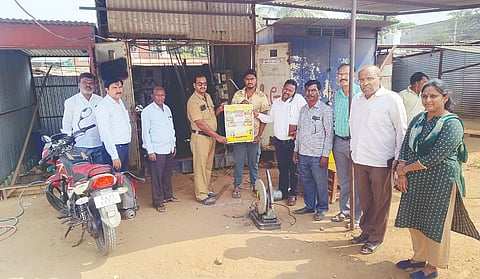 ಕೊಟ್ಟೂರಿನಲ್ಲಿ ಮಕ್ಕಳ ಹಕ್ಕು ಮತ್ತು ರಕ್ಷಣೆ ಬಗ್ಗೆ ಗ್ಯಾರೇಜ್ ಮಾಲೀಕರಲ್ಲಿ ಜಾಗೃತಿ ಮೂಡಿಸಲಾಯಿತು. 