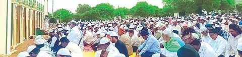 ಕೂಡ್ಲಿಗಿ ಕೊಟ್ಟೂರು ರಸ್ತೆಯಲ್ಲಿನ ಈದ್ಗಾ ಮೈದಾನದಲ್ಲಿ ಸುನ್ನಿ ಜಮಾತ್‌ನಿಂದ ಸಾಮೂಹಿಕ ಪ್ರಾರ್ಥನೆ ನಡೆಯಿತು. 