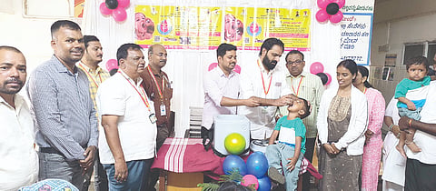 ಕೂಡ್ಲಿಗಿ ಸಾರ್ವಜನಿಕ ಆಸ್ಪತ್ರೆಯಲ್ಲಿ ಮಗುವಿಗೆ ಜಿಲ್ಲಾ ಕುಟುಂಬ ಕಲ್ಯಾಣಾಧಿಕಾರಿ ಹಾಗೂ ಪಲ್ಸ್ ಪೋಲಿಯೋ ತಾಲೂಕು ನೋಡಲ್ ಅಧಿಕಾರಿ ಡಾ.ವಿನಯ್ ಮುದೇಗೌಡ್ರು ಲಸಿಕೆ ಹಾಕಿದರು.
