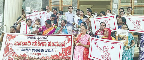 ಶಾಸನ ಸಭೆಗಳಲ್ಲಿ ಮಹಿಳೆಯರಿಗೆ ಶೆ.33 ಮೀಸಲಾತಿ ಜಾರಿಗೆ ಕೂಡ್ಲಿಗಿಯಲ್ಲಿ ಗ್ರೇಡ್2 ತಹಸೀಲ್ದಾರ್ ರಾಮಸ್ವಾಮಿಗೆ ಅಖಿಲ ಭಾರತ ಜನವಾದಿ ಮಹಿಳಾ ಸಂಘಟನೆ ತಾಲೂಕು ಸಮಿತಿ ಪದಾಧಿಕಾರಿಗಳು ಮನವಿ ಸಲ್ಲಿಸಿದರು.