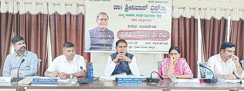 ಕೂಡ್ಲಿಗಿ ಪ್ರವಾಸಿ ಮಂದಿರದಲ್ಲಿ ಗುರುವಾರ ನಡೆದ ಪ್ರಗತಿ ಪರಿಶೀಲನಾ ಸಭೆ ಉದ್ದೇಶಿಸಿ ಶಾಸಕ ಡಾ.ಎನ್.ಟಿ. ಶ್ರೀನಿವಾಸ್ ಮಾತನಾಡಿದರು. ತಹಸೀಲ್ದಾರರಾದ ವಿ.ಕೆ. ನೇತ್ರಾವತಿ, ಜಿ.ಕೆ. ಅಮರೇಶ್, ತಾಪಂ ಇಒಗಳಾದ ನರಸಪ್ಪ, ಕೊಟ್ಟೂರಿನ ಬಿ. ಆನಂದ್ ಕುಮಾರ್ ಇದ್ದರು.