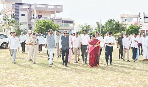 ಕೂಡ್ಲಿಗಿಯಲ್ಲಿ ರಾಜ್ಯ ಸರ್ಕಾರದ ಪ್ರಜಾಸೇವಾ ಆಂದೋಲನ ಕಾರ್ಯಕ್ರಮ ಸ್ಥಳವನ್ನು ಶಾಸಕ ಡಾ.ಎನ್.ಟಿ. ಶ್ರೀನಿವಾಸ್ ಅಧಿಕಾರಿಗಳೊಂದಿಗೆ ಶುಕ್ರವಾರ ಪರಿಶೀಲಿಸಿದರು. ಡಿಸಿ ಕವಿತಾ ಎಸ್. ಮನ್ನಿಕೇರಿ, ಜಿಪಂ ಸಿಇಒ ನೊಂಗ್ಜಾಯ್ ಮೊಹಮ್ಮದ್ ಅಲಿ ಅಕ್ರಮ್ ಶಾ, ಎಸ್ಪಿ ಜಾಹ್ನವಿ, ಸಹಾಯಕ ಆಯುಕ್ತ ವಿವೇಕಾನಂದ, ತಹಸೀಲ್ದಾರ್ ವಿ.ಕೆ. ನೇತ್ರಾವತಿ, ಡಿವೈಎಸ್ಪಿ ಮಲ್ಲೇಶ್ ದೊಡ್ಡಮನಿ, ತಾಪಂ ಇಒ  ನರಸಪ್ಪ ಇದ್ದರು.
