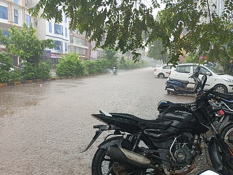 ಕಾರವಾರ ಗ್ರೀನ್‌ ಸ್ಟ್ರೀಟ್‌ನಲ್ಲಿ ನೀರು ತುಂಬಿಕೊಂಡಿತು. 