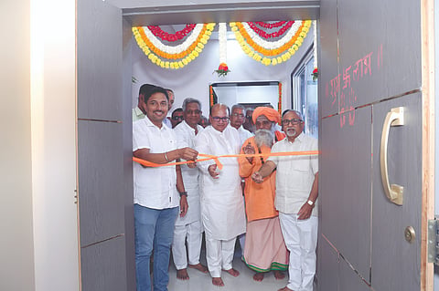 ಶಿರುಗುಪ್ಪಿ ಗ್ರಾಮದಲ್ಲಿ ಜೈ ಹನುಮಾನ ಕ್ರೆಡಿಟ್ ಸೌಹಾರ್ದ ಸಹಕಾರ ಸಂಘದ ಕಟ್ಟಡವನ್ನು ಶ್ರೀನಿವಾಸ ಪಾಟೀಲ ಉದ್ಘಾಟಿಸಿದರು. ಶಂಕರ ಪವಾರ, ಶ್ರೀಪತಿ ಜಾಧವ ಇತರರಿದ್ದರು.