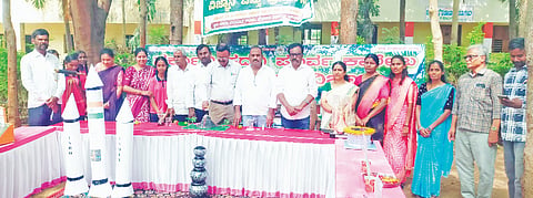 ಮದ್ದೂರು ತಾಲೂಕಿನ ಕೆ.ಹೊನ್ನಲಗೆರೆ ಸರ್ಕಾರಿ ಪದವಿಪೂರ್ವ ಕಾಲೇಜಿನ (ಪ್ರೌಢಶಾಲಾ ವಿಭಾಗದಲ್ಲಿ) ಆಯೋಜಿಸಿದ್ದ ವಿಜ್ಞಾನ ವಸ್ತು ಪ್ರದರ್ಶನವನ್ನು ಬಿಇಒ ಧನಂಜಯ ಉದ್ಘಾಟಿಸಿದರು. ಎಚ್.ಎಲ್.ಸತೀಶ್, ಶಿವರಾಮು, ರವಿ, ಚಂದ್ರಶೇಖರ್, ಬಿ.ವಿ.ಹಳ್ಳಿ ನಾರಾಯಣ್, ವನಿತಾ, ಚೇತನಾ, ರಂಜಿತ ಇದ್ದರು.