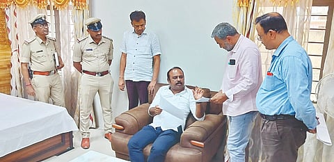 ಮದ್ದೂರು ನಗರದ ಪ್ರವಾಸಿ ಮಂದಿರದಲ್ಲಿ ಮದ್ದೂರು ಉತ್ಸವ ಸಂಬಂಧ ಅಧಿಕಾರಿಗಳೊಂದಿಗೆ ಶಾಸಕ ಕೆ.ಎಂ.ಉದಯ್ ಚರ್ಚಿಸಿದರು. ಚಲುವರಾಜು, ಸಿ.ಎನ್.ಧನಂಜಯ, ಅರುಣ್‌ಕುಮಾರ್, ನವೀನ್‌ಕುಮಾರ್, ನಾರಾಯಣಿ ಇದ್ದರು.
