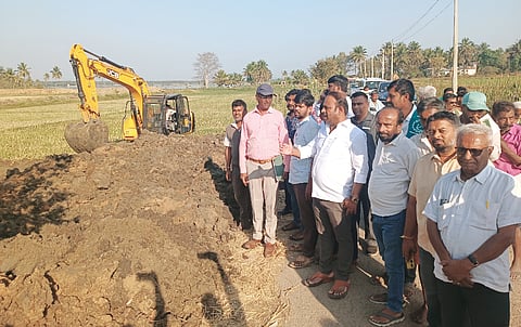 ಮದ್ದೂರು ತಾಲೂಕಿನ ವಳಗೆರೆಹಳ್ಳಿ ಗ್ರಾಮದಲ್ಲಿ ಮದ್ದೂರಮ್ಮ ಕೆರೆಯ ಒತ್ತುವರಿ ತೆರವು ಕಾರ್ಯಾಚರಣೆಯನ್ನು ಶಾಸಕ ಕೆ.ಎಂ.ಉದಯ ಭೇಟಿ ನೀಡಿ ಪರಿಶೀಲನೆ ನಡೆಸಿದರು. ನಾಗಾರಾಜು, ಲಿಖಿತ, ಪುಟ್ಟರಾಮು, ಶಂಕರೆಗೌಡ, ಸುನೀಲ್‌ಕುಮಾರ್ ಇದ್ದರು.