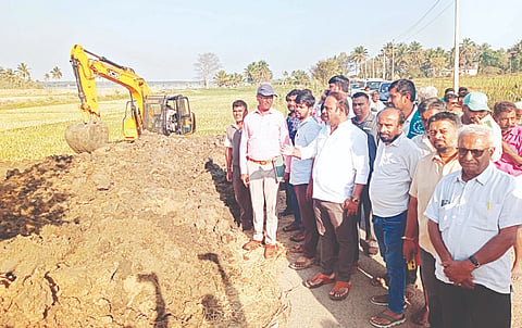 ಮದ್ದೂರು ತಾಲೂಕಿನ ವಳಗೆರೆಹಳ್ಳಿ ಗ್ರಾಮದಲ್ಲಿ ಮದ್ದೂರಮ್ಮ ಕೆರೆಯ ಒತ್ತುವರಿ ತೆರವು ಕಾರ್ಯಾಚರಣೆಯನ್ನು ಶಾಸಕ ಕೆ.ಎಂ.ಉದಯ ಭೇಟಿ ನೀಡಿ ಪರಿಶೀಲನೆ ನಡೆಸಿದರು. ನಾಗಾರಾಜು, ಲಿಖಿತ, ಪುಟ್ಟರಾಮು, ಶಂಕರೆಗೌಡ, ಸುನೀಲ್‌ಕುಮಾರ್ ಇದ್ದರು.