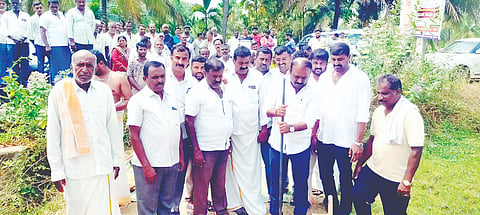  ಮದ್ದೂರು ತಾಲೂಕಿನ ನಗರಕೆರೆ ಬಳಿ ರಸ್ತೆ ಅಭಿವೃದ್ಧಿಗೆ ಕಾಮಗಾರಿಗೆ ಶಾಸಕ ಕೆ.ಎಂ.ಉದಯ್ ಭೂಮಿಪೂಜೆ ನೆರವೇರಿಸಿದರು. ನಗರಕೆರೆ ಸಂದೀಪ್, ಡಿಸಿಸಿ ಬ್ಯಾಂಕ್ ನಿರ್ದೇಶಕ ಸಂದರ್ಶ, ಚಾವಿ, ಅಶೋಕ್, ಸುರೇಶ್ ಇತರರು ಇದ್ದರು.