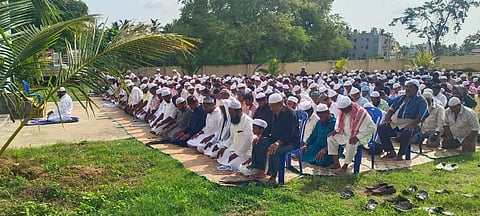 ಮದ್ದೂರು ತಾಲೂಕಿನ ಕೊಪ್ಪದಲ್ಲಿ ಮುಸ್ಲಿಮರು ಬಕ್ರೀದ್ ಅಂಗವಾಗಿ ಸಾಮೂಹಿಕ ಪ್ರಾರ್ಥನೆ ಸಲ್ಲಿಸಿದರು.