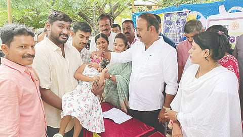 ಮದ್ದೂರು ನಗರದ ಸರ್ಕಾರಿ ಬಸ್ ನಿಲ್ದಾಣದ ಸಮೀಪ ಪಲ್ಸ್ ಪೋಲಿಯೋ ಹನಿ ಹಾಕುವ ಕಾರ್ಯಕ್ರಮಕ್ಕೆ ಶಾಸಕ ಕೆ.ಎಂ.ಉದಯ್ ಚಾಲನೆ ನೀಡಿದರು. ಡಾ.ಜಿ.ರವಿಶಂಕರ್, ಶ್ವೇತಾ ಶಶಿಗೌಡ, ಜ್ಯೋತಿ ಗಿರೀಶ್, ಶಶಿಗೌಡ, ಚನ್ನಂಕೇಗೌಡ ಇದ್ದರು.