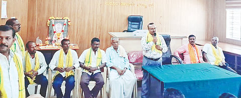 ಮದ್ದೂರಿನತಾಲೂಕು ಕಚೇರಿಯಲ್ಲಿ ಆಯೋಜಿಸಿದ್ದ ಅಗ್ನಿ ಬನ್ನಿರಾಯ ಸ್ವಾಮಿ ಜಯಂತಿ ಕಾರ್ಯಕ್ರಮದಲ್ಲಿ ಶಿರಸ್ತೇದಾರ್ ಲಕ್ಷ್ಮಿನರಸಿಂಹಸ್ವಾಮಿ ಮಾತನಾಡಿದರು. ಶಿವಣ್ಣ, ಎಚ್.ಡಿ.ಸುರೇಶ್, ಕೃಷ್ಣ, ಶ್ರೀನಿವಾಸ್, ಮಂಜುನಾಥ್, ನರಸಿಂಹಮೂರ್ತಿ ಇದ್ದರು.