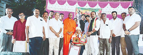 ನಾಡಪ್ರಭು ಕೆಂಪೇಗೌಡ ಒಕ್ಕಲಿಗರ ಸಂಘ ತಾಲೂಕು ಘಟಕ ಹಾಗೂ ಚುಂಚಶ್ರೀ ಗೆಳೆಯರ ಬಳಗದಿಂದ ಆಯೋಜಿಸಿದ್ದ ನಾಡಪ್ರಭು ಕೆಂಪೇಗೌಡರ ಜಯಂತ್ಯುತ್ಸವದಲ್ಲಿ ನಿವೃತ್ತ ನ್ಯಾಯಮೂರ್ತಿ ಟಿ.ಜಿ.ಶಿವಶಂಕರೇಗೌಡ ಅವರಿಗೆ ಶ್ರೀ ನಾಡಪ್ರಭು ಕೆಂಪೇಗೌಡ ಪ್ರಶಸ್ತಿ ಪ್ರದಾನ ಮಾಡಲಾಯಿತು. ಶ್ರೀ ನಿಶ್ಚಲಾನಂದನಾಥ ಸ್ವಾಮೀಜಿ, ಕೆ.ಎಂ.ಉದಯ್, ನೆಲ್ಲಿಗೆರೆ ಬಾಲು, ರಾಘವೇಂದ್ರ, ಡಾ.ಬಿ.ಕೃಷ್ಣ, ವಿ.ಟಿ.ರವಿಕುಮಾರ್, ಪಿ.ಸಂದರ್ಶ ಇದ್ದರು.