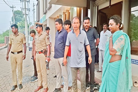 ನಿಡುವಾಳೆ ಗ್ರಾಮದಲ್ಲಿ ಕಾರು ಅಪಘಾತದಿಂದ ಗಾಯಗೊಂಡಿದ್ದ ಇಬ್ಬರು ಗಾಯಾಳುಗಳನ್ನು ಶಾಸಕಿ ನಯನಾ ಮೋಟಮ್ಮ ಅವರು ಆಸ್ಪತ್ರೆಗೆ ದಾಖಲಿಸಿ ಹೊರ ಭಾಗದಲ್ಲಿ ಕಾಯುತ್ತಿರುವುದು.