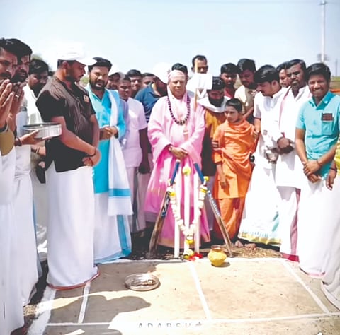 ಚಿಕ್ಕೋಡಿ ತಾಲೂಕಿನ ಕಾಡಸಿದ್ಧೇಶ್ವರ ಸಂಸ್ಥಾನ ಮಠದ ವೇದ ಪಾಠಶಾಲೆಯಲ್ಲಿ ಹಮ್ಮಿಕೊಂಡಿದ್ದ ಕ್ರಿಕೆಟ್ ಸ್ಪರ್ಧೆಯನ್ನು ಶ್ರೀಶೈಲ ಶ್ರೀ ಉದ್ಘಾಟಿಸಿದರು. ವಿಶ್ವಾರಾಧ್ಯ ಹಿರೇಮಠ, ರೇಣುಕಾ ದೇವರು ಇತರರಿದ್ದರು.