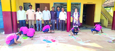 ಮುಗಳಿಹಾಳ ಗ್ರಾಮದ ಸರ್ಕಾರಿ ಮಾದರಿ ಹಿರಿಯ ಪ್ರಾಥಮಿಕ ಶಾಲೆಯಲ್ಲಿ ರಾಷ್ಟ್ರೀಯ ವಿಜ್ಞಾನ ದಿನಾಚರಣೆ ಅಂಗವಾಗಿ ವಿದ್ಯಾರ್ಥಿಗಳು ವಿಜ್ಞಾನ ಚಿತ್ರ ಬಿಡಿಸಿ ಗಮನ ಸೆಳೆದರು. ನಿಂಗಪ್ಪ ದಳವಾಯಿ, ಎಂ.ಸಿ.ಹಡಪದ ಇತರರಿದ್ದರು.