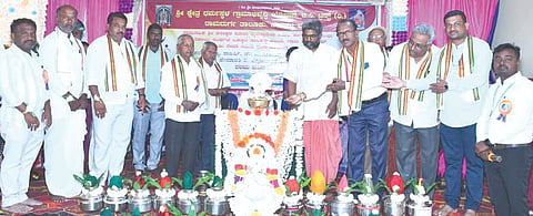 ಹೊಸಕೋಟಿ ಗ್ರಾಮದಲ್ಲಿ ಹಮ್ಮಿಕೊಂಡಿದ್ದ ಸಾಮೂಹಿಕ ಶನೀಶ್ವರ ಪೂಜೆ ಹಾಗೂ ಧಾರ್ಮಿಕ ಕಾರ್ಯಕ್ರಮವನ್ನು ಗಣ್ಯರು ಉದ್ಘಾಟಿಸಿದರು. ವಾಸುದೇವ ಸುತದಾಸ ಪ್ರಭೂಜಿ, ಅಪ್ಪಾಜಿಗೌಡ ಪಾಟೀಲ ಇತರರಿದ್ದರು.