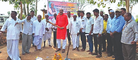 ತುರನೂರ ಗ್ರಾಮದಲ್ಲಿ ರಸ್ತೆ ಅಭಿವೃದ್ಧಿ ಕಾಮಗಾರಿಗೆ ಶಾಸಕ ಅಶೋಕ ಪಟ್ಟಣ ಭೂಮಿಪೂಜೆ ನೆರವೇರಿಸಿದರು. ಜಿ.ಬಿ.ರಂಗನಗೌಡ್ರ, ಹಜರತ್​ ಸಾಬ್​ ಇತರರಿದ್ದರು.
