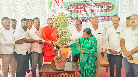 ಚಾಮರಾಜನಗರದ ಸಿದ್ದಮಲ್ಲೇಶ್ವರ ವಿರಕ್ತ ಮಠದ ಆವರಣದಲ್ಲಿ ಆಯೋಜಿಸಿದ್ದ ಪೂರ್ವಭಾವಿ ಸಭೆಯನ್ನು ಶ್ರೀ ಚನ್ನಬಸವಸ್ವಾಮೀಜಿ  ಉದ್ಘಾಟಿಸಿದರು. ಪಿ.ಮರಿಸ್ವಾಮಿ, ಸಿದ್ದಮಲ್ಲಪ್ಪ, ಮೂಡ್ಲುಪುರ ನಂದೀಶ್,  ಬಾಲಚಂದ್ರಮೂರ್ತಿ, ಮಹದೇವಸ್ವಾಮಿ ಇತರರು ಇದ್ದರು.