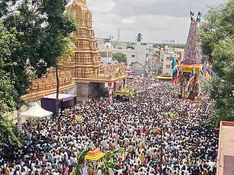 ಚಾಮರಾಜನಗರದ ಶ್ರೀಚಾಮರಾಜೇಶ್ವರ ರಥೋತ್ಸವವು ಸಹಸ್ರಾರು ಭಕ್ತರ ಸಮ್ಮುಖದಲ್ಲಿ ಮಂಗಳವಾರ ನಡೆಯಿತು.