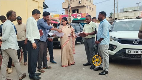 ಚಾಮರಾಜನಗರದ ನಗರೋತ್ಥಾನ 4ನೇ ಹಂತದ ಯೋಜನೆಯ ಕಾಮಗಾರಿಯನ್ನು ಡಿಸಿ ಶ್ರೀರೂಪಾ ಸೋಮವಾರ ಪರಿಶೀಲಿಸಿದರು. ಅಧಿಕಾರಿಗಳಾದ ವೆಂಕಟೇಶ್, ರಾಮಚಂದ್ರ, ಪ್ರಕಾಶ್ ಇತರರು ಹಾಜರಿದ್ದರು.