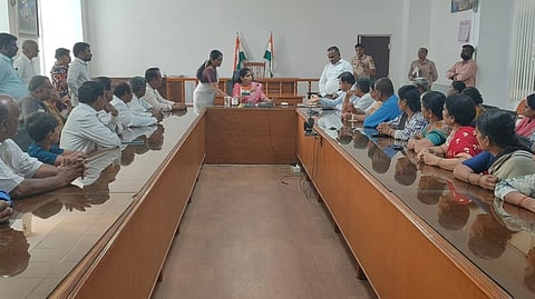 ಚಾಮರಾಜನಗರದ ಜಿಲ್ಲಾಧಿಕಾರಿ ಕಚೇರಿ ಸಭಾಂಗಣದಲ್ಲಿ ಮನವಿ ಸಲ್ಲಿಸಲ್ಲಿ ಬಂದಿದ್ದ  ಪಿಡಬ್ಲೂೃಡಿ ಕಾಲನಿ ಮತ್ತು ಹೌಸಿಂಗ್ ಬೋರ್ಡ್ ನಿವಾಸಿಗಳೊಂದಿಗೆ ಡಿಸಿ ಶ್ರೀರೂಪಾ ಸಭೆ ನಡೆಸಿದರು.