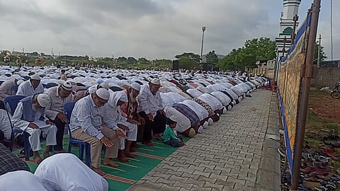 ಚಾಮರಾಜನಗರ ತಾಲೂಕಿನ ಮುತ್ತಿಗೆ ಗ್ರಾಮದ ಮುಸ್ಲಿಮರು ಈದ್ಗಾ ಮೈದಾನದಲ್ಲಿ ಸಾಮೂಹಿಕವಾಗಿ ಪ್ರಾರ್ಥನೆ ಸಲ್ಲಿಸಿದರು.