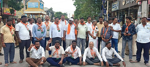 ಗುಂಡ್ಲುಪೇಟೆಯಲ್ಲಿ ಶಾಸಕ ಎಚ್.ಎಂ.ಗಣೇಶ್‌ಪ್ರಸಾದ್ ಪೊಲೀಸರ ವಿರುದ್ಧ ಜಿಲ್ಲಾ ಬಿಜೆಪಿ ಯುವ ಮೋರ್ಚಾದ ವತಿಯಿಂದ ಚಾಮರಾಜನಗರದಲ್ಲಿ ಪ್ರತಿಭಟನೆ ನಡೆಯಿತು. ಸೂರ್ಯಕುಮಾರ್, ಕುಲಗಾಣ ಶಾಂತಮೂರ್ತಿ, ಆನಂದ ಭಗೀರಥ,   ಶಿವರಾಜ್, ನಟರಾಜು, ಕೂಸಣ್ಣ, ಹೊಂಗನೂರು ಮಹದೇವಸ್ವಾಮಿ, ಮೂಡಹಳ್ಳಿ  ಮೂರ್ತಿ ಇತರರು ಇದ್ದರು.