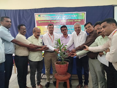  ಚಾಮರಾಜನಗರದ ಹೊರವಲಯದಲ್ಲಿರುವ ಜೆ.ಎಸ್.ಎಸ್ ಕೈಗಾರಿಕಾ ತರಬೇತಿ ಸಂಸ್ಥೆಯಲ್ಲಿ ಕೈಗಾರಿಕಾ ತರಬೇತಿ ಮತ್ತು ಉದ್ಯೋಗಿ ಇಲಾಖೆ ವತಿಯಿಂದ ಮಂಗಳವಾರ ಆಯೋಜಿಸಿದ್ದ ಪ್ರಧಾನಮಂತ್ರಿ ರಾಷ್ಟ್ರೀಯ ಶಿಶಿಕ್ಷು ಮೇಳ ಕಾರ್ಯಕ್ರಮವನ್ನು ಜೆ.ಎಸ್.ಎಸ್ ಆರ್.ಐ.ಎಸ್.ಡಿ.ಸಿ ಸಂಯೋಜಕ ಬಿ. ಎಂ. ಚಂದ್ರಶೇಖರ್ ಉದ್ಘಾಟಿಸಿದರು. ಅಮಿತ್ ವಿನಾಗ್, ಎಚ್.ಎಸ್. ಪ್ರಸಾದ್, ಆರ್. ರೋಹಿತ್ ಇತರರು ಇದ್ದರು.
