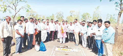 ಮೇಖಳಿ ಗ್ರಾಮದಲ್ಲಿ ರಸ್ತೆ ಸುಧಾರಣೆ ಕಾಮಗಾರಿಗೆ ಶಾಸಕ ಡಿ.ಎಂ.ಐಹೊಳೆ ಚಾಲನೆ ನೀಡಿದರು. ರಾಕೇಶ ಕಟ್ಟಿಮನಿ, ಸದಾಶಿವ ೋರ್ಪಡೆ, ಸಂಗಣ್ಣ ದತ್ತವಾಡೆ, ಪಿ.ಎ.ನಾಯಿಕ ಇತರರಿದ್ದರು.