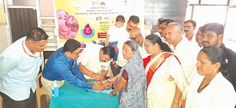 ರಾಯಬಾಗ ಸಾರ್ವಜನಿಕ ಆಸ್ಪತ್ರೆಯಲ್ಲಿ ಪಲ್ಸ್ ಪೋಲಿಯೋ ಲಸಿಕಾ ಕಾರ್ಯಕ್ರಮಕ್ಕೆ ಶಾಸಕ ಡಿ.ಎಂ.ಐಹೊಳೆ ಚಾಲನೆ ನೀಡಿದರು. ಡಾ.ವಿನೋದ ಗಸ್ತಿ, ಡಾ.ಎಸ್.ಎಸ್.ಕರಗಾಂವೆ, ನಂದಕುಮಾರ ಪಾಟೀಲ ಇತರರಿದ್ದರು.