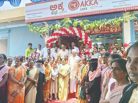 ಸಿಂಧನೂರಿನಲ್ಲಿ ಅಕ್ಕ ಕೆಫೆೆ ಹಾಗೂ ಸಂಜೀವಿನಿ ಇ-ಮಾರ್ಟ್ ಮಳಿಗೆಯನ್ನು ಶಾಸಕ ಹಂಪನಗೌಡ ಬಾದರ್ಲಿ ಉದ್ಘಾಟಿಸಿದರು. ಆರ್‌ಡಿಸಿಸಿ ಬ್ಯಾಂಕ್ ನಿರ್ದೇಶಕರಾದ ಪಂಪನಗೌಡ ಬಾದರ್ಲಿ, ಸೋಮನಗೌಡ ಬಾದರ್ಲಿ, ಜಿಪಂ ಅಭಿವೃದ್ಧಿ ಅಧಿಕಾರಿ ಶರಣಬಸವರಾಜ ಕೆಸರಟ್ಟಿ, ತಾಪಂ ಇಒ ಚಂದ್ರಶೇಖರ, ಸ್ತ್ರೀಶಕ್ತಿ ಒಕ್ಕೂಟದ ತಾಲೂಕು ಅಧ್ಯಕ್ಷೆ ಶ್ರೀದೇವಿ ಶ್ರೀನಿವಾಸ ಇತರರಿದ್ದರು.
