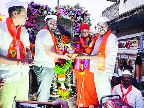 ಸಂಕೇಶ್ವರ ಪಟ್ಟಣದಲ್ಲಿ ಹಮ್ಮಿಕೊಂಡಿದ್ದ ಬಸವೇಶ್ವರ ಮೂರ್ತಿ ಮೆರವಣಿಗೆಯಲ್ಲಿ ಹುಣಸೀಕೊಳ್ಳಮಠದ ಸಿದ್ಧಬಸವ ದೇವರನ್ನು ಶಾಸಕ ನಿಖಿಲ ಕತ್ತಿ ಸನ್ಮಾನಿಸಿದರು. ಅಪ್ಪಾಸಾಹೇಬ ಶಿರಕೋಳಿ ಇತರರಿದ್ದರು.