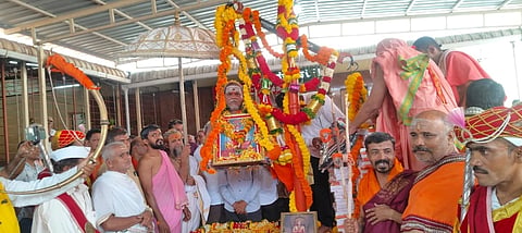 ಸಂಕೇಶ್ವರದ ಶಂಕರಾಚಾರ್ಯ ಮಠದಲ್ಲಿ ಸಚ್ಚಿದಾನಂದ ಅಭಿನವ ವಿದ್ಯಾನರಸಿಂಹ ಭಾರತಿ ಸ್ವಾಮೀಜಿ ಜನ್ಮದಿನೋತ್ಸವ ಅಂಗವಾಗಿ ಪುಸ್ತಕ ಹಾಗೂ ಶಾಲಾ ಬ್ಯಾಗ್ ತುಲಾಭಾರ ನೆರವೇರಿಸಲಾಯಿತು.