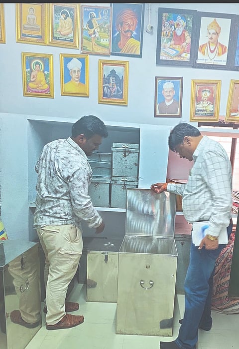 ಮದಬಾವಿ ವಸತಿನಿಲಯಕ್ಕೆ ತಾಲೂಕು ಬಿಸಿಎಂ ವಿಸ್ತರಣಾಧಿಕಾರಿ ವೆಂಕಟೇಶ ಕುಲಕರ್ಣಿ ಭೇಟಿ ನೀಡಿ, ಪರಿಶೀಲಿಸಿದರು. ನಿಲಯದ ಅಧೀಕ್ಷಕ ಮಹೇಶ ಗಡಿವಾರ ಇದ್ದರು.