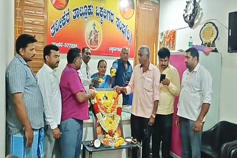 ತರೀಕೆರೆಯ ಒಕ್ಕಲಿಗರ ಸಂಘದ ಕಚೇರಿಯಲ್ಲಿ ನಾಡಪ್ರಭು ಕೆಂಪೇಗೌಡರ ಭಾವಚಿತ್ರಕ್ಕೆ ಪುಷ್ಪಾ ನಮನ ಸಲ್ಲಿಸಲಾಯಿತು