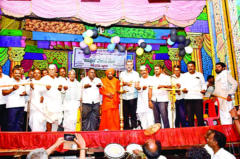 ಮಬನೂರ ಗ್ರಾಮದಲ್ಲಿ ನಾಟಕ ಪ್ರದರ್ಶನಕ್ಕೆ ಶಾಸಕ ವಿಶ್ವಾಸ ವೈದ್ಯ ಚಾಲನೆ ನೀಡಿದರು. ಆರ್.ಕೆ.ಪಟಾತ, ಪಡೆಪ್ಪ ನರಿ,  ಅಭಿನವ ನಾಗಲಿಂಗ ಸ್ವಾಮೀಜಿ, ಕರೆಪ್ಪ ಮುರಗೋಡ, ಯಲ್ಲಪ್ಪ ನರಿ ಇತರರಿದ್ದರು.