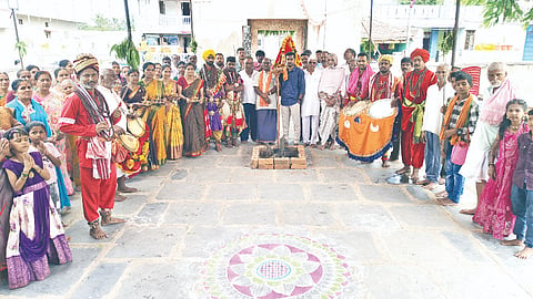  ತಲ್ಲೂರ ಗ್ರಾಮದಲ್ಲಿ ವೀರಭದ್ರೇಶ್ವರ ಜಾತ್ರಾ ಮಹೋತ್ಸವದ ಅಂಗವಾಗಿ ಪಲ್ಲಕ್ಕಿ ಉತ್ಸವ ಜರುಗಿತು. ದೀಪಕ ಸ್ವಾಮಿ, ನಂದಿಮಠದ ಬಾಳಯ್ಯಜ್ಜ, ಮಹಾರುದ್ರಪ್ಪ ಉಪ್ಪಿನ ಇತರರಿದ್ದರು.
