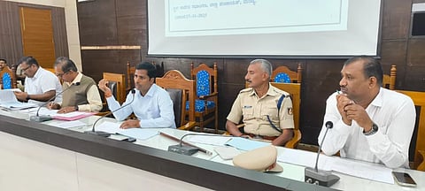 ಮಂಡ್ಯದಲ್ಲಿ ಆಯೋಜಿಸಿದ್ದ ಪರಿಶಿಷ್ಟ ಜಾತಿ ಮತ್ತು ಪರಿಶಿಷ್ಟ ಪಂಗಡ ಸಮುದಾಯದ ಕುಂದುಕೊರತೆ ನಿವಾರಣಾ ಸಮಿತಿ ಸಭೆಯಲ್ಲಿ ಜಿಲ್ಲಾಧಿಕಾರಿ ಡಾ.ಕುಮಾರ ಮಾತನಾಡಿದರು. ಉಪವಿಭಾಗಾಧಿಕಾರಿ ಶಿವಮೂರ್ತಿ, ಅಪರ ಪೊಲೀಸ್ ವರಿಷ್ಠಾಧಿಕಾರಿ ಸಿ.ಇ.ತಿಮ್ಮಯ್ಯ, ಸಮಾಜ ಕಲ್ಯಾಣ ಇಲಾಖೆಯ ಉಪ ನಿರ್ದೇಶಕ ಶ್ರೀನಿವಾಸ್ ಇದ್ದರು.