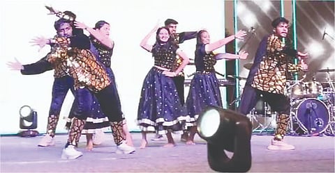ವಿದ್ಯಾ ವಿಕಾಸ್ ಇನ್‌ಸ್ಟಿಟ್ಯೂಟ್ ಆಫ್ ಇಂಜಿನಿಯರಿಂಗ್ ಆ್ಯಂಡ್ ಟೆಕ್ನಾಲಜಿ ಕಾಲೇಜಿನಲ್ಲಿ ಆಯೋಜಿಸಿದ್ದ ಸಾಂಸ್ಕೃತಿಕ ಸಂಜೆ ಕಾರ್ಯಕ್ರಮದಲ್ಲಿ ವಿದ್ಯಾರ್ಥಿಗಳ ಸಾಮೂಹಿಕ ನೃತ್ಯ ಪ್ರದರ್ಶನ.