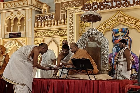 ಅಧಿಕ ಜ್ಯೇಷ್ಠ ಮಾಸದ ಅಂಗವಾಗಿ ಶ್ರೀಮನ್ ಮಧ್ವಾಚಾರ್ಯ ಮೂಲ ಮಹಾ ಸಂಸ್ಥಾನ ಉತ್ತರಾದಿ ಮಠವು ಅಗ್ರಹಾರದಲ್ಲಿ ಹಮ್ಮಿಕೊಂಡಿರುವ ಮೈಸೂರು ದಿಗ್ವಿಜಯ ವಿಶೇಷ ಕಾರ್ಯಕ್ರಮದ ಧರ್ಮ ಸಭೆಯಲ್ಲಿ ಹಿರಿಯ ಪಂಡಿತ ಆದ್ಯ ಗೋವಿಂದಾಚಾರ್ಯರನ್ನು ಸನ್ಮಾನಿಸಲಾಯಿತು. ಶ್ರೀ ಸತ್ಯಾತ್ಮ ತೀರ್ಥ ಸ್ವಾಮೀಜಿ ಸಾನ್ನಿಧ್ಯ ವಹಿಸಿದ್ದರು.