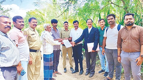 ಕವಿಪ್ರನಿನಿ ವತಿಯಿಂದ ಭೂ ಮಾಲೀಕರಿಗೆ ಪರಿಹಾರದ ಡಿಡಿ ವಿತರಣೆ ಮಾಡಲಾಯಿತು. ಪೂರ್ಣಚಂದ್ರ ತೇಜಸ್ವಿ, ವಿನೋದ್,  ನವೀನ್,  ಸುನೀಲ್ ಇನ್ನಿತರರಿದ್ದರು.