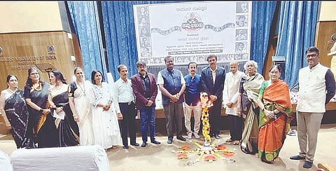 ನಗರದಲ್ಲಿ ಕಪ್ಪು-ಬಿಳುಪು ರೆಟ್ರೋ ಮ್ಯೂಸಿಕ್ ಎನ್ಸೆಂಬಲ್ ನಿಂದ ಆಯೋಜಿಸಲಾಗಿದ್ದ ಅಮರ ಮಧುರ ಪ್ರೇಮ ಶೀರ್ಷಿಕೆಯ ಹಳೆಯ ಜನಪ್ರಿಯ ಚಲನಚಿತ್ರ ಗೀತೆಗಳ ಸಂಗೀತ ಕಾರ್ಯಕ್ರಮದಲ್ಲಿ ನಾಗರಾಜ್ ವಿ. ಬೈರಿ, ಉಮೇಶ್, ತ್ಯಾಗರಾಜ್, ಮಹೇಂದ್ರ, ಉಮೇಶ್, ಡಾ. ಸೋಮನಾಥ್, ರಶ್ಮಿ ಚಿಕ್ಕಮಗಳೂರು, ಲಕ್ಷ್ಮೀ ದಿನೇಶ್, ಶ್ವೇತಾ ದಿನೇಶ್, ಅನುಪಮಾ ಶ್ರೀರಾಮ್, ಸೀತಾಲಕ್ಷ್ಮೀ ಇತರರು ಇದ್ದರು.