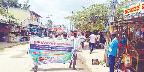 ಅರಕಲಗೂಡು ತಾಲೂಕಿನ ಬಸವಾಪಟ್ಟಣದಲ್ಲಿ ಶುಕ್ರವಾರ ಜಾಬ್ ಕಾರ್ಡ್ ಮೇಳ ಹಾಗೂ ಅರಿವು ಅಭಿಯಾನ ಕಾರ್ಯಕ್ರಮ ಆಯೋಜಿಸಲಾಗಿತ್ತು. ಬಿ.ಎನ್.ಮಂಜುನಾಥ್ ವಿ.ಎನ್. ಪ್ರದೀಪ್, ಎಂ.ಎಸ್.ದಿವಾಕರ್, ಎಂ.ಇ.ಸುರೇಶ್ ಇದ್ದರು.