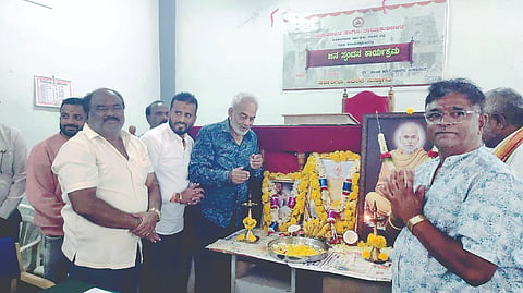 ಅರಕಲಗೂಡು ತಾಲೂಕು ಕಚೇರಿ ಸಭಾಂಗಣದಲ್ಲಿ ಆಯೋಜಿಸಿದ್ದ  ಬ್ರಹ್ಮಶ್ರೀ ನಾರಾಯಣಗುರು ಜಯಂತಿ ಕಾರ್ಯಕ್ರಮದಲ್ಲಿ ಭಾವಚಿತ್ರಕ್ಕೆ ಶಾಸಕ ಎ.ಮಂಜು ಪುಷ್ಪಾರ್ಚನೆ ಮಾಡಿದರು. ಕೆ.ಸಿ.ಸೌಮ್ಯಾ, ಕೃಷ್ಣ, ಸೋಮಶೇಖರ್ ಇತರರಿದ್ದರು.
