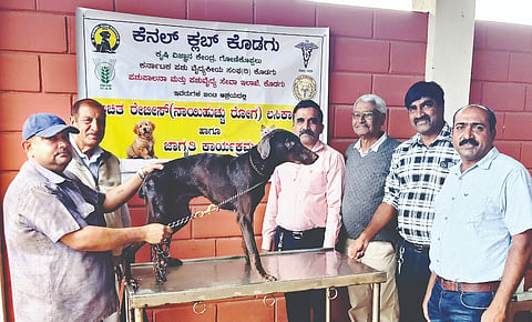 ಗೋಣಿಕೊಪ್ಪದ ಕೃಷಿ ವಿಜ್ಞಾನ ಕೇಂದ್ರದಲ್ಲಿ ಇತ್ತೀಚೆಗೆ ಹಮ್ಮಿಕೊಂಡಿದ್ದ ಲಸಿಕಾ ಕಾರ್ಯಕ್ರಮದಲ್ಲಿ  ಸಾಕುಪ್ರಾಣಿಗಳಿಗೆ ರೇಬಿಸ್ ಲಸಿಕೆ ನೀಡಲಾಯಿತು. ಡಾ.ಭವಿಷ್ ಕುಮಾರ್, ಗಿರೀಶ್, ರಮೇಶ್ ಮತ್ತು ಡಾ.ಸುರೇಶ್ ಇದ್ದರು.